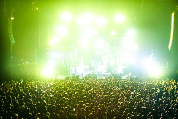 Torcendo Multidões em um concerto de rock — Fotografia de Stock