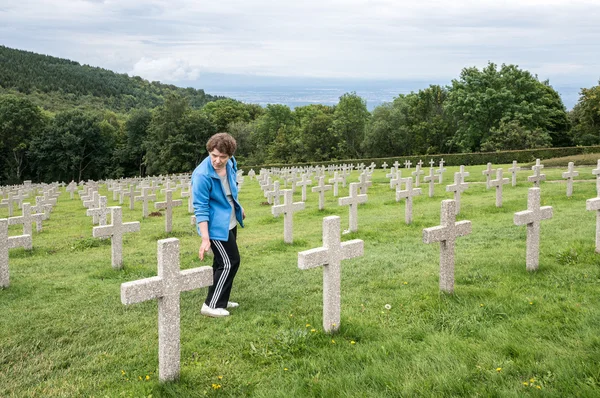 Посетитель на военном кладбище — стоковое фото