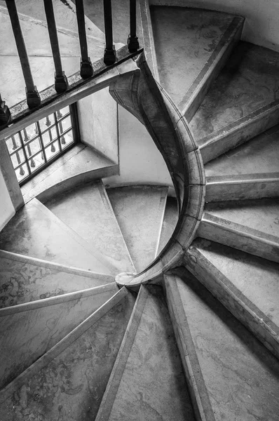 Wendeltreppe im Altbau — Stockfoto