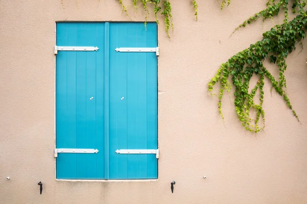 Fenêtre en bois bleu sur le mur — Photo