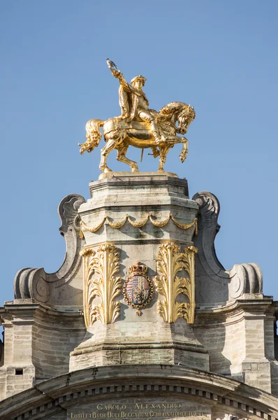 Gouden standbeeld van rider — Stockfoto