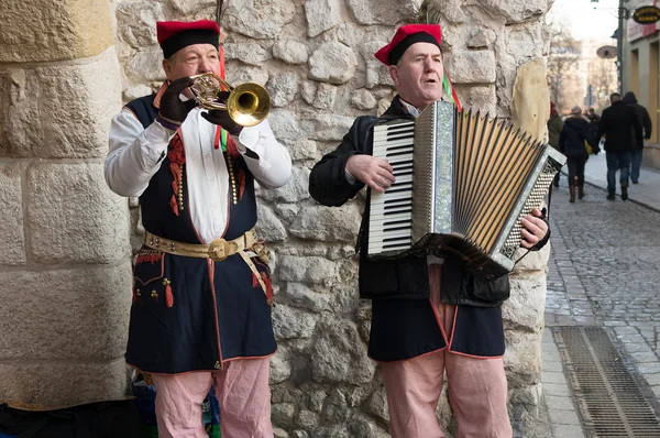 Músicos en traje tradicional polaco — Foto de Stock