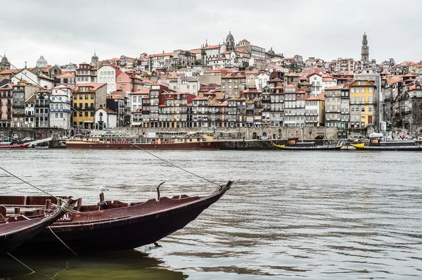 Båt och utsikt över Porto — Stockfoto