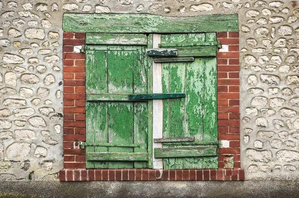 Stängt gröna shabby fönster — Stockfoto