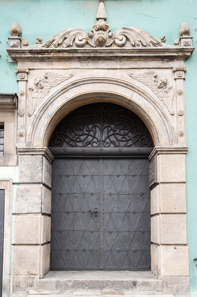 Старая металлическая дверь
 