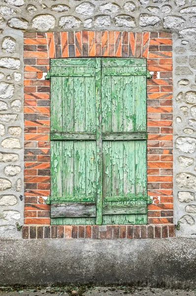 Κλειστό παράθυρο πράσινο shabby — Φωτογραφία Αρχείου