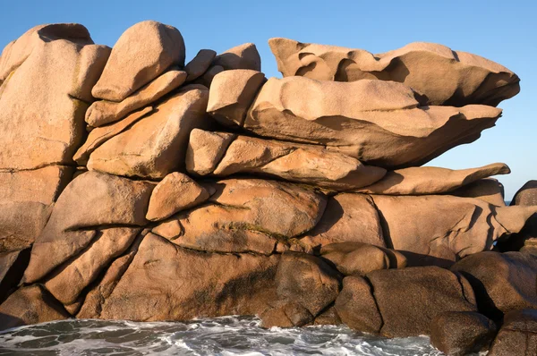 Hermosas rocas marrones en la orilla del mar —  Fotos de Stock