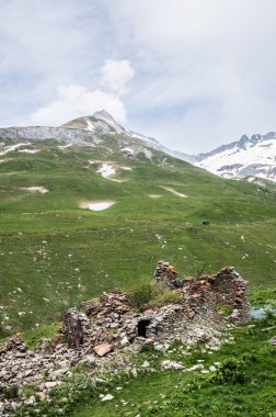 Terk edilmiş taş kulübe