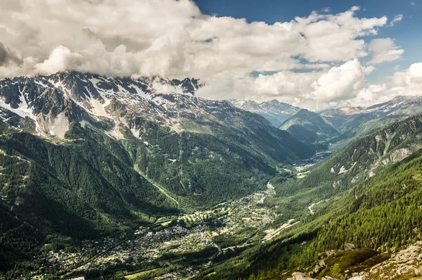 Bergdorp in de schilderachtige vallei — Stockfoto