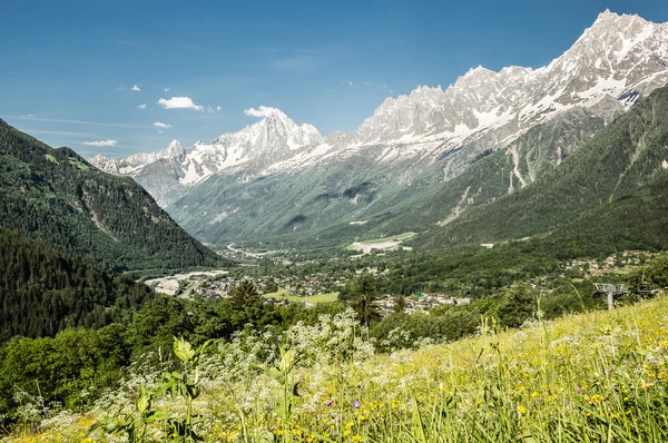 Bergdorp in de schilderachtige vallei — Stockfoto