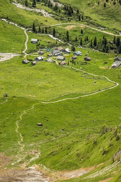 Гірське село в мальовничій долині — стокове фото