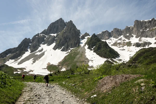 Tourists on path between mountains — Stock Photo, Image