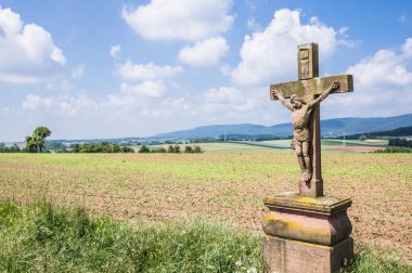 Taş üzerinde karşıdan karşıya