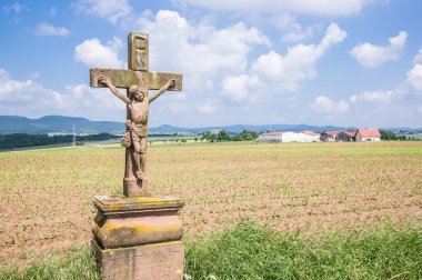 Taş üzerinde karşıdan karşıya