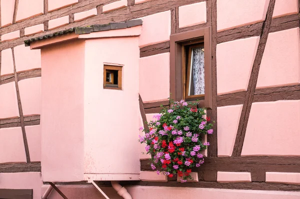 Pequeña ventana de madera decorada con flores — Foto de Stock