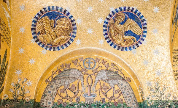 Mosaico gotico raffigura storie bibliche — Foto Stock