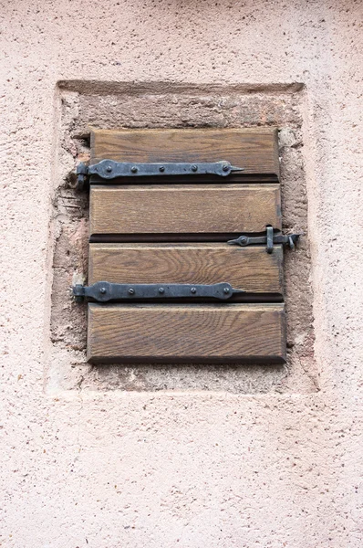 Piccola finestra di legno — Foto Stock