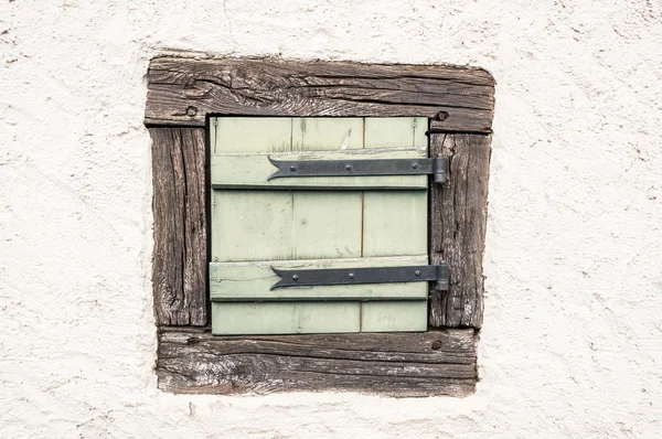 Klein houten venster — Stockfoto