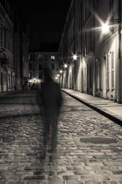 Arnavut kaldırımlı Paris geceleri sokak