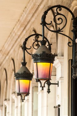 Duvarına renkli fenerler