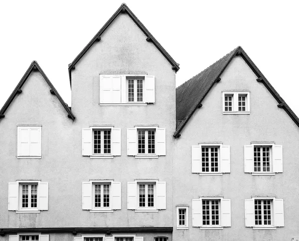 窓のシャッターと古い建物 — ストック写真