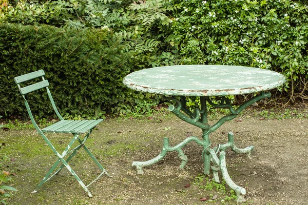Mesa y silla vintage en el jardín — Foto de Stock