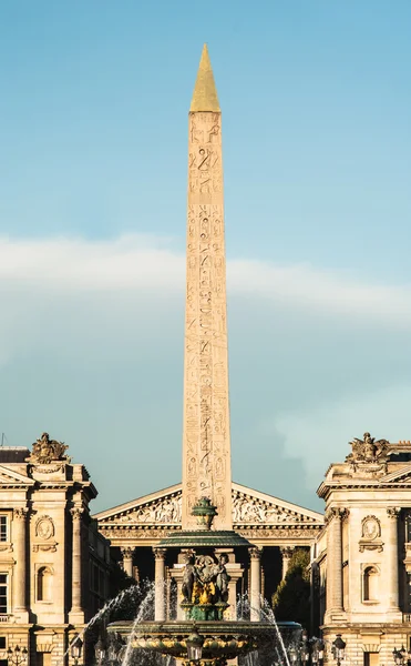 Obelisco Monumento con cielo blu — Foto Stock