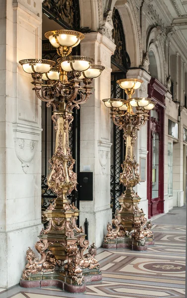 Słupy lampowe naprzeciwko starego budynku — Zdjęcie stockowe