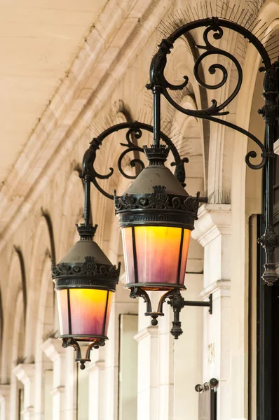 Kleurrijke lantaarns op muur — Stockfoto