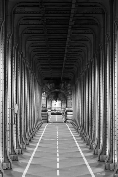 Bicycle passage under the Passy Viaduct — Stock Photo, Image