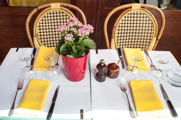Set da tavola con fiori rosa — Foto Stock