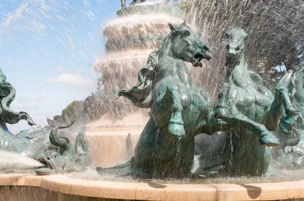 Scultura di cavalli nella fontana — Foto Stock