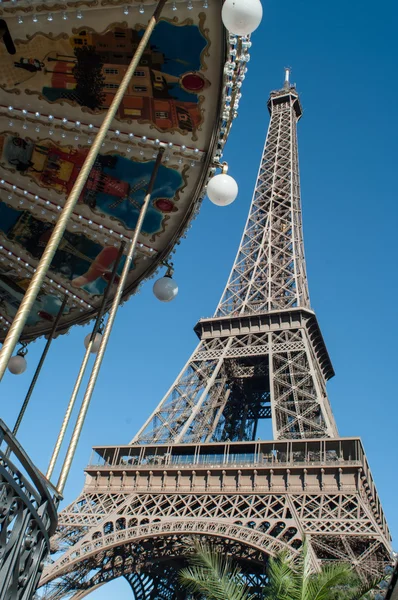 Torre Eiffel com o carrossel — Fotografia de Stock