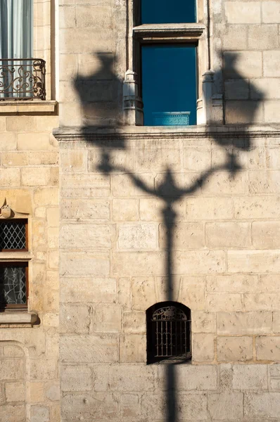 Skuggan av parisisk gata lampa — Stockfoto