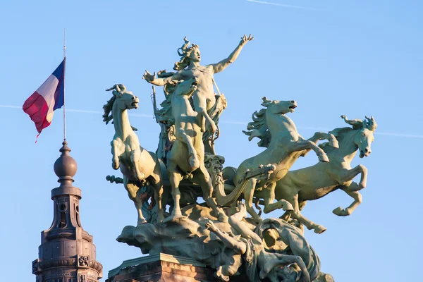 Het beeld op de top van Grand Palais — Stockfoto