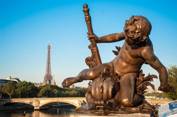 Escultura del Niño en el puente —  Fotos de Stock