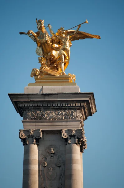 Sculture dorate su colonne — Foto Stock