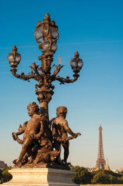 Lantaarnpaal en sculpturen op de brug — Stockfoto