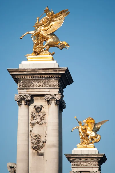 Sculture dorate su colonne — Foto Stock