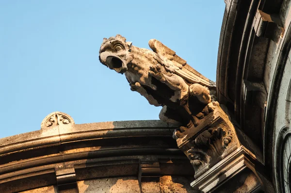 在巴黎的大教堂屋顶上的石像鬼 — 图库照片