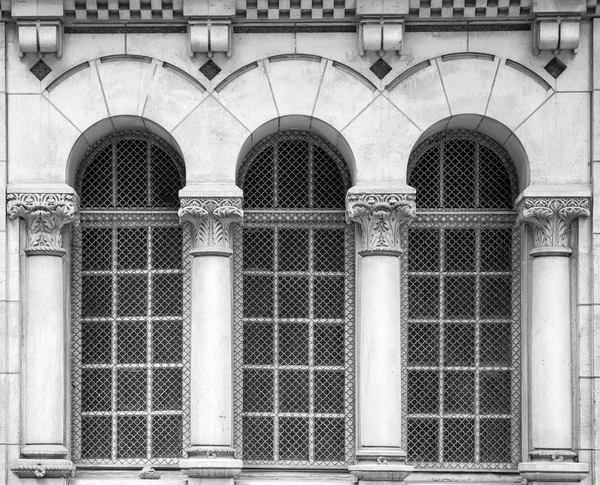 Windows with Corinthian columns — Stock Photo, Image