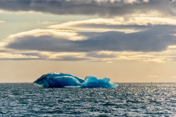 Iceberg sur les rives de Novaya Zemlya — Photo