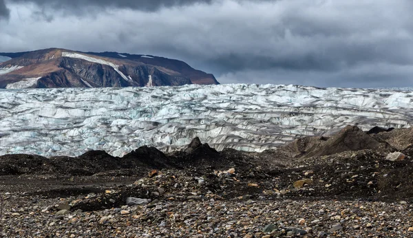 Gletsjer de Serp-i-Molot in een baai Beer op Nova Zembla — Stockfoto