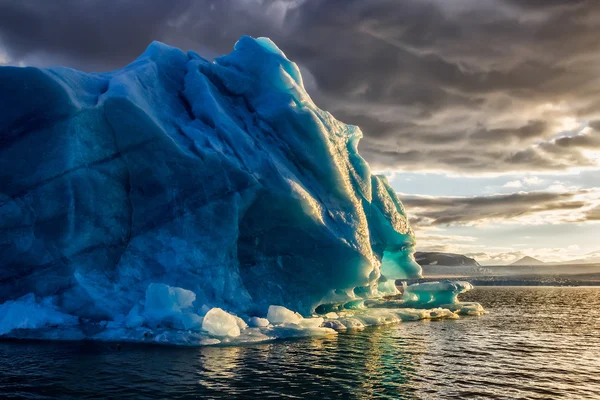 Iceberg sulle rive della Novaya Zemlya — Foto Stock