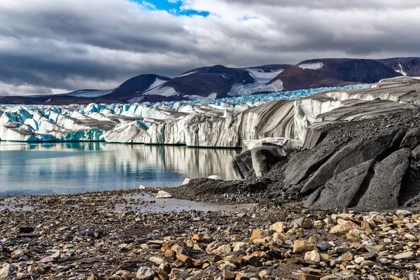 Glaciar Serp-i-Molot en una bahía Oso en Novaya Zemlya — Foto de Stock