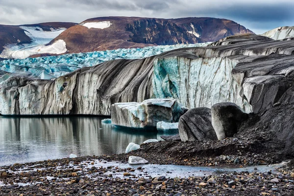 Glaciar Serp-i-Molot en una bahía Oso en Novaya Zemlya — Foto de Stock