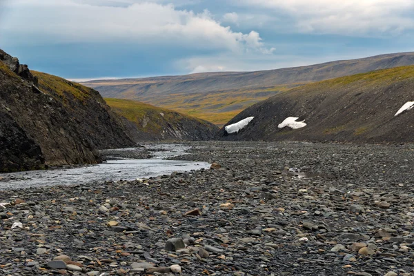 De rivier Shumiliha in een baai een Litke op Nova Zembla — Stockfoto