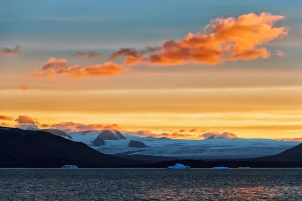 Glaciar Serp-i-Molot en una bahía Oso en Novaya Zemlya — Foto de Stock