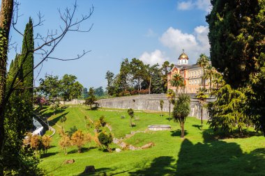 Parlak güneşli bir günde yeni Athos manastır