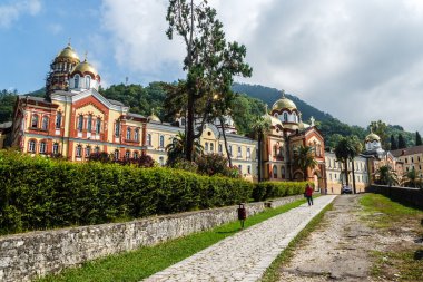 Parlak güneşli bir günde yeni Athos manastır